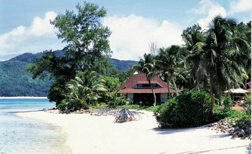 New Emerald Cove Hotel Baie Sainte Anne Екстериор снимка